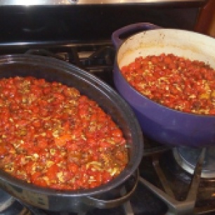 Für die Tomatensoße sollten die Tomaten erst in Auflaufformen oder Brätern im Ofen rösten. Zwei große Bräter sind schon voll, eine riesige Auflaufform befindet sich im Ofen.