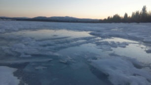Die Mischung aus Eis und Schnee zaubert eine friedvolle Atmosphaere auf den Fluss.