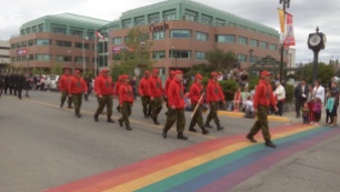 Nach der Polizei marschierten die Rangers auf. In roter Baseballcap und rotem Pulli, sowie Tarnfarbenhosen und schwarzen Stiefeln. Die Ranger sind der Armee unterstellt, arbeiten jedoch freiwillig und in ihrer Freizeit.