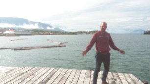 Richard vor beeindruckender Landschaft des Atlin Lake