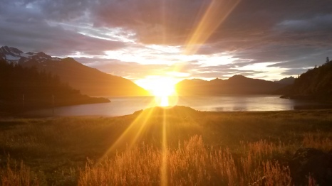 Haines, Alaska. Wo die goldene Sonne zwischen den Bergen im See versinkt.