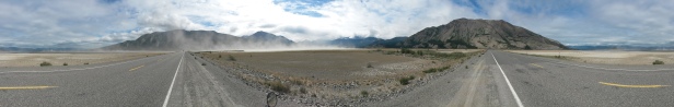 In einer Panoramaansicht kann man besonders schoen die Sandstuerme bewundern, die sich in dieser trockenen Landschaft zutragen.