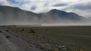 Sandstuerme vor Bergkulisse! Ein Anblick, den man im Yukon eher nicht erwartet.