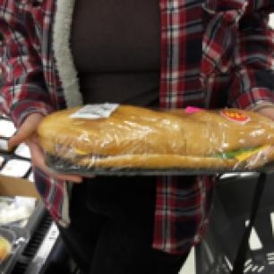 Groesser als ein normaler Laib Brot in Deutschlabd ist dieses belegte Sandwich respekteinfloessend.