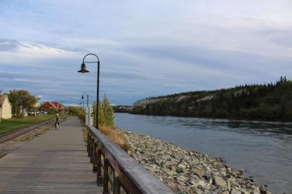 In Whitehorse ist der Spaziergang am Yukon River durch schoene Holzstege und Laternen angenehm gestaltet.