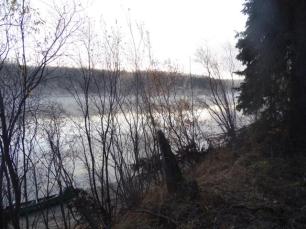 Der Ausblick vom Lagerplatz auf den noch dampfenden Teslin River am fruehen Morgen.