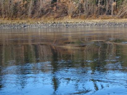 Riesige Steine im Flussbett woelben die Wasseroberflaeche merklich.